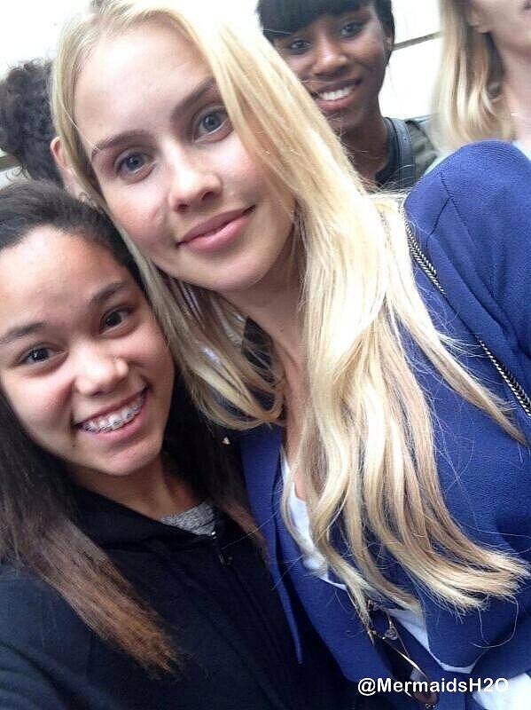 Claire Holt con fans en Paris | May 2014