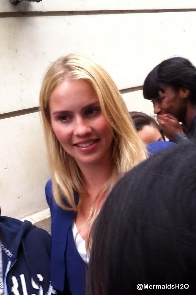 Claire Holt con fans en Paris | May 2014