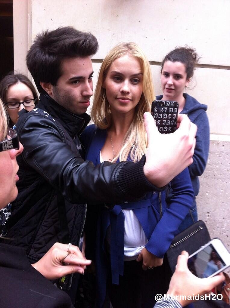 Claire Holt con fans en Paris | May 2014