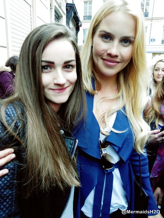 Claire Holt con fans en Paris | May 2014