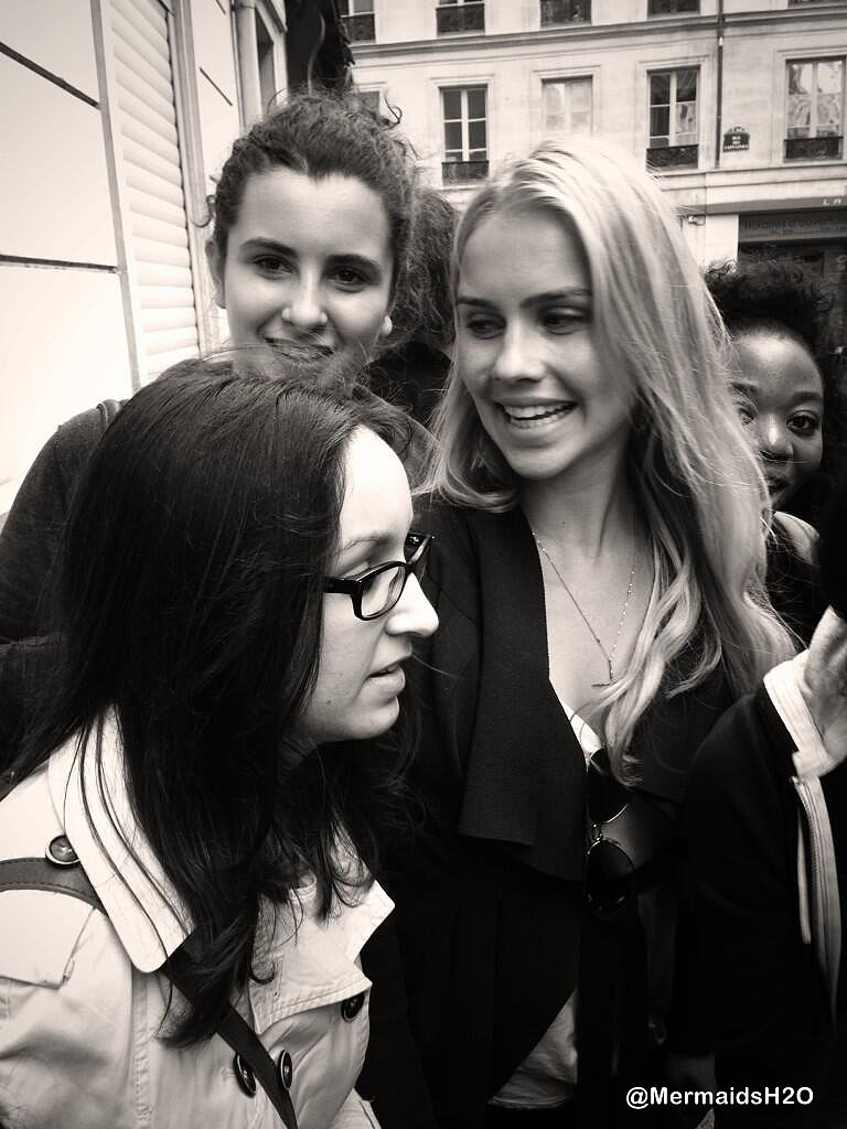 Claire Holt con fans en Paris | May 2014