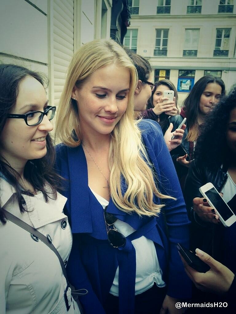 Claire Holt con fans en Paris | May 2014