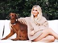 Claire Holt con su perrito Teddy