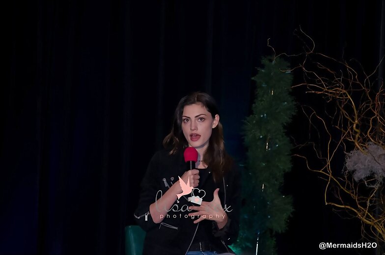 Phoebe Tonkin TVD Chicago convention,April 7, 2014
