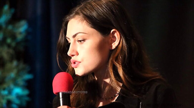 Phoebe Tonkin TVD Chicago convention,April 7, 2014