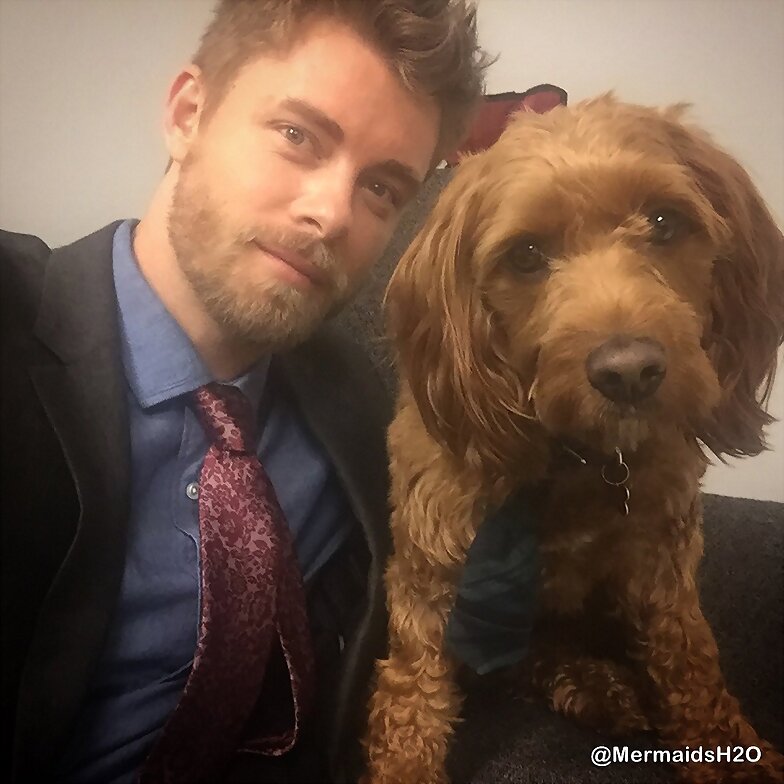 Luke Mitchell con su perrito Alfie