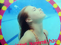 Bella en la piscina