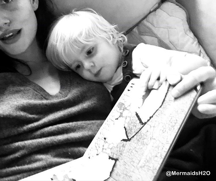 Phoebe Tonkin visita a los hijos de Teresa Palmer