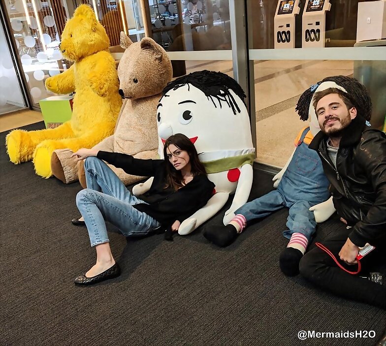 Phoebe Tonkin y Ryan Corr de promoción por Bloom