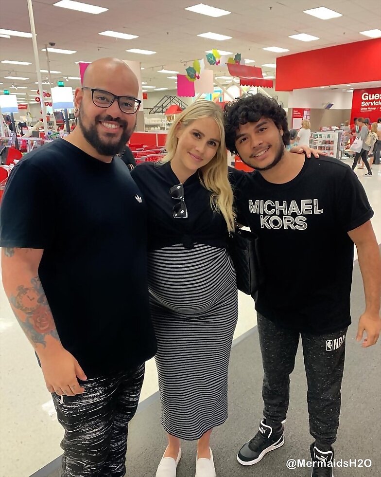 Claire Holt con fans | Dec 2018