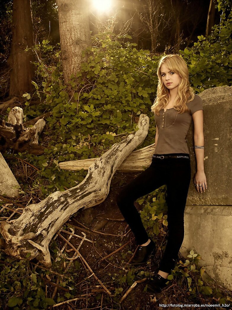 El círculo secreto,Britt Robertson es Cassie Blake