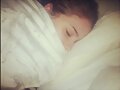 Phoebe Tonkin durmiendo