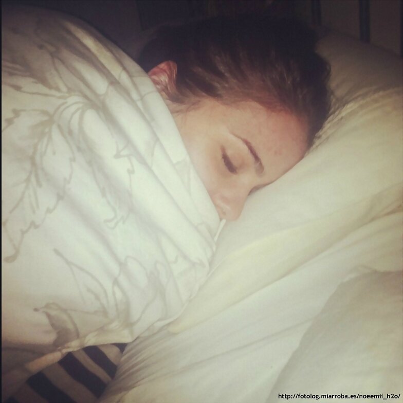 Phoebe Tonkin durmiendo