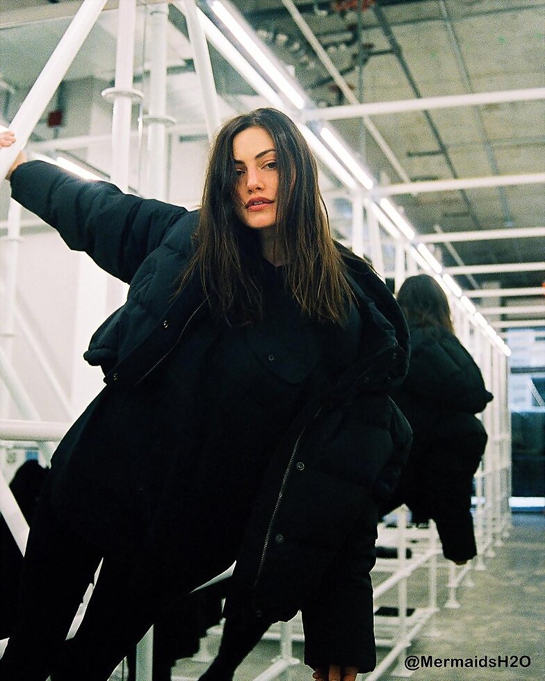 Phoebe Tonkin en wardrobe.nyc (ropa) | Feb 2019