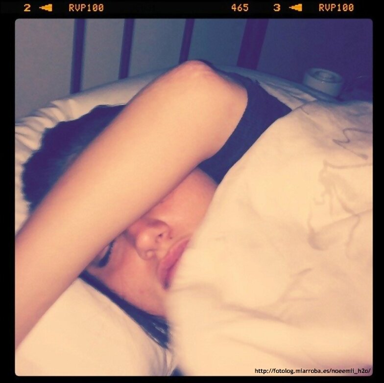 Phoebe Tonkin durmiendo