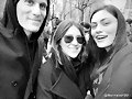 Phoebe Tonkin con Ilona Hamer en una manifestaci&oacute;n