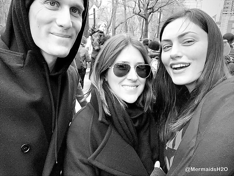Phoebe Tonkin con Ilona Hamer en una manifestación