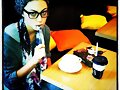 Phoebe Tonkin comiendo