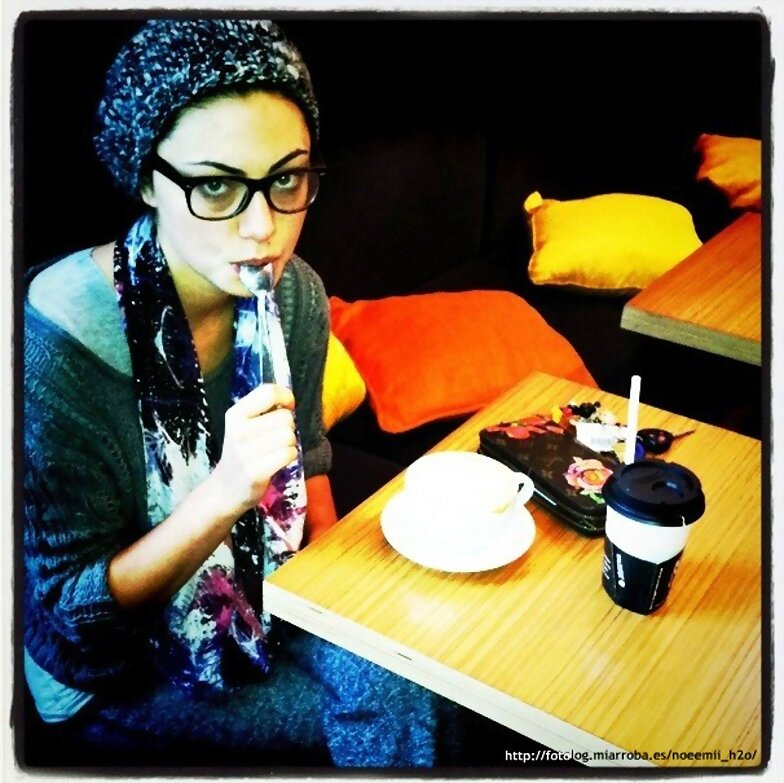 Phoebe Tonkin comiendo