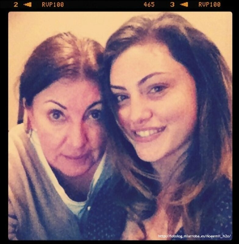 Phoebe Tonkin y su madre