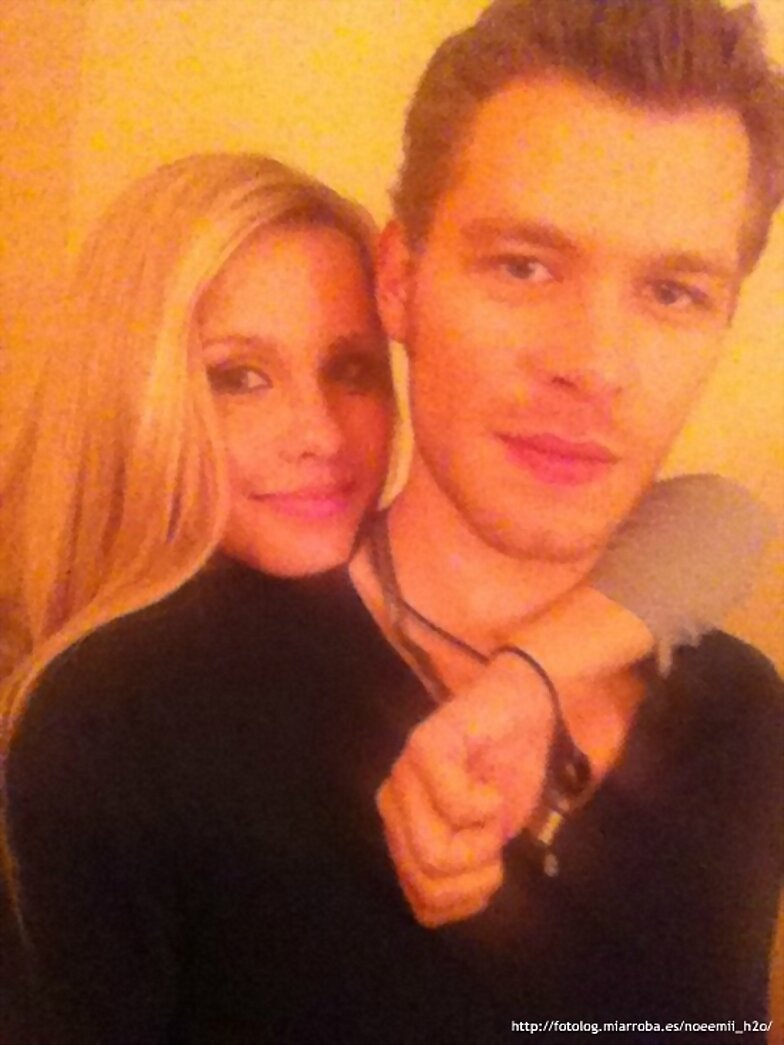 Claire con su compañero Joseph Morgan