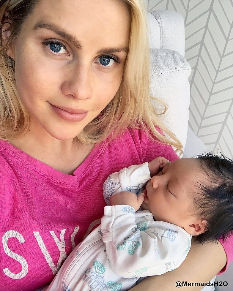Claire Holt con su hijo James Holt Joblon