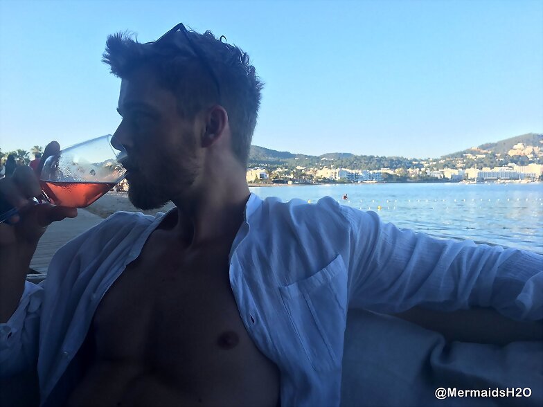 Luke Mitchell en Ibiza, España 2017