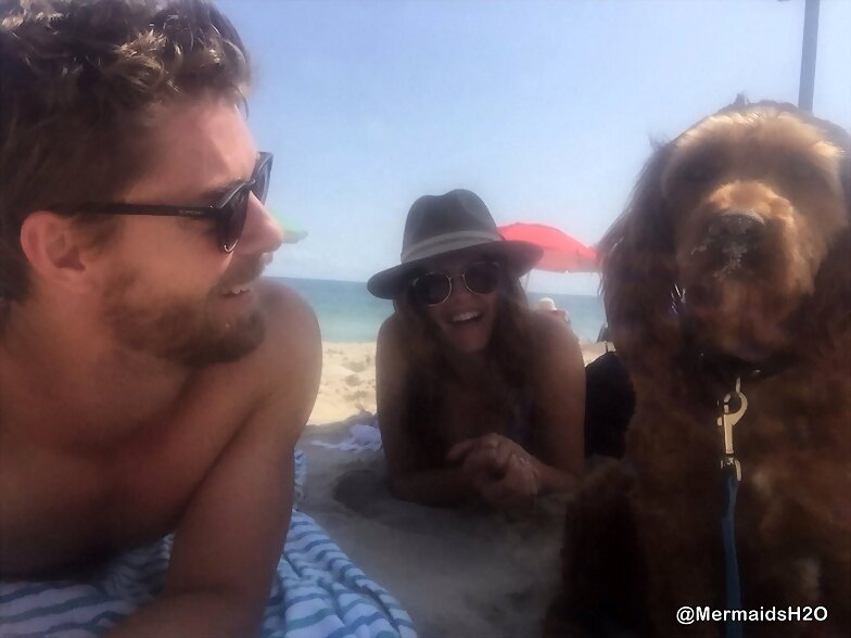 Luke Mitchell con su esposa Rebecca Breeds y Alfie