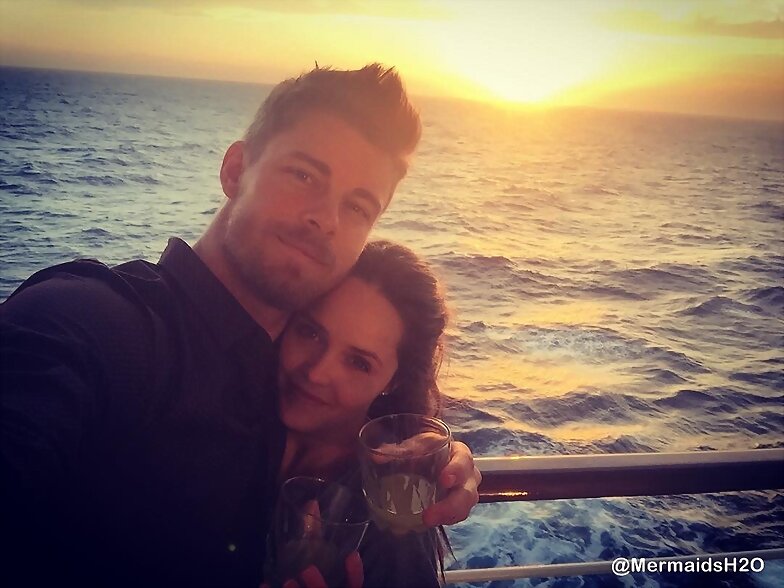 Luke Mitchell con su esposa Rebecca Breeds