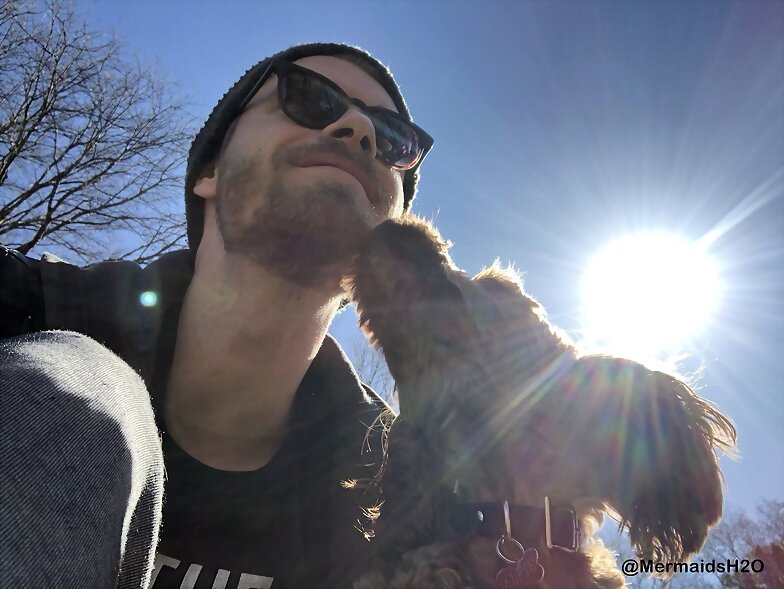 Luke Mitchell con su perrito Alfie