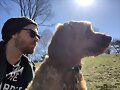 Luke Mitchell con su perrito Alfie