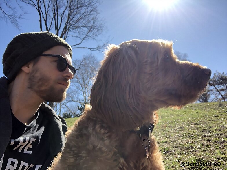 Luke Mitchell con su perrito Alfie