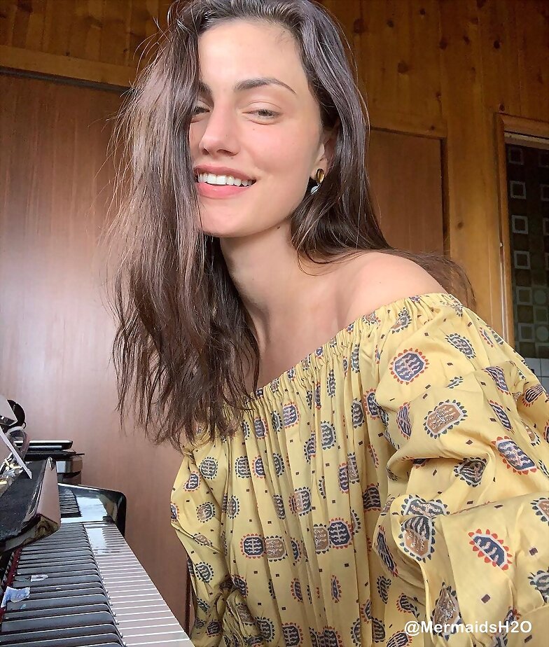 Phoebe Tonkin | April 2019