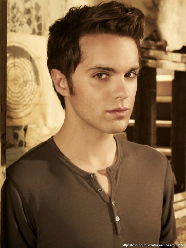 El círculo secreto - Thomas Dekker es Adam Conant
