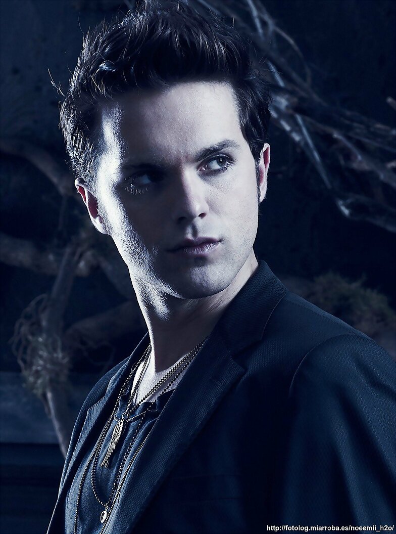 El círculo secreto - Thomas Dekker es Adam Conant