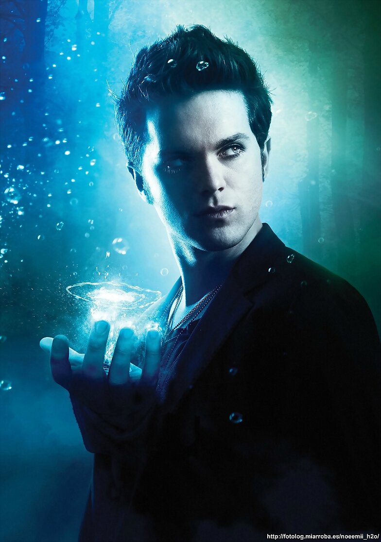 El círculo secreto - Thomas Dekker es Adam Conant