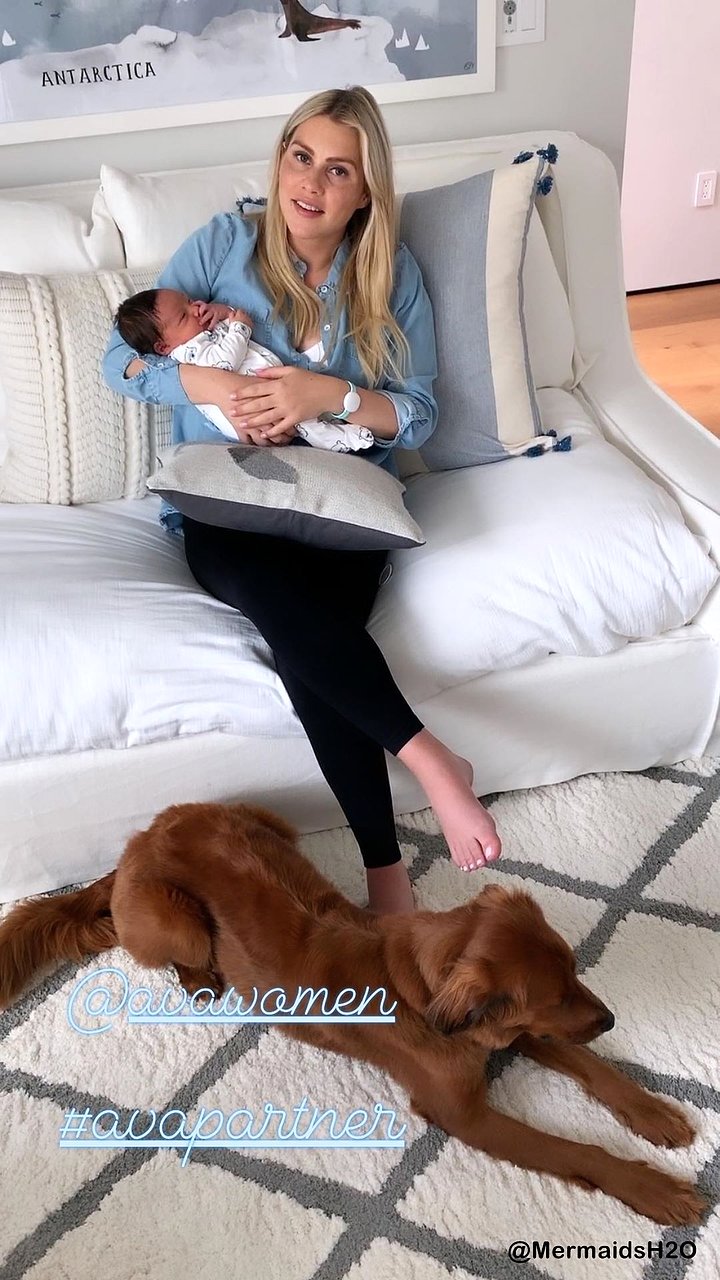 Claire Holt con su hijo James Holt Joblon