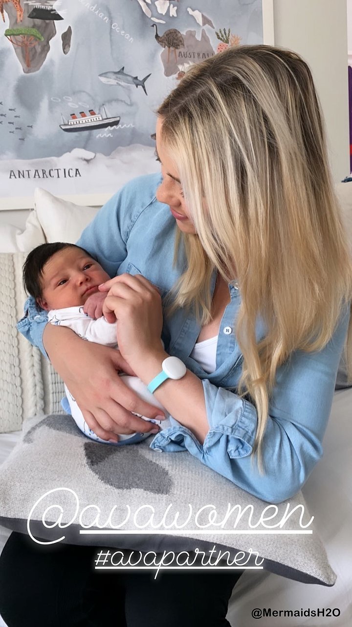 Claire Holt con su hijo James Holt Joblon