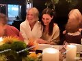 Phoebe Tonkin cena con sus amigas | April 2019