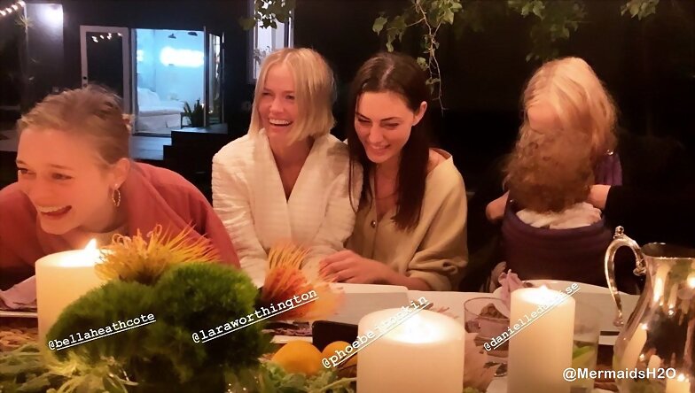 Phoebe Tonkin cena con sus amigas | April 2019