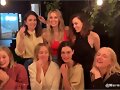 Phoebe Tonkin cena con sus amigas | April 2019
