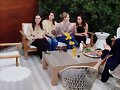 Phoebe Tonkin cena con sus amigas | April 2019