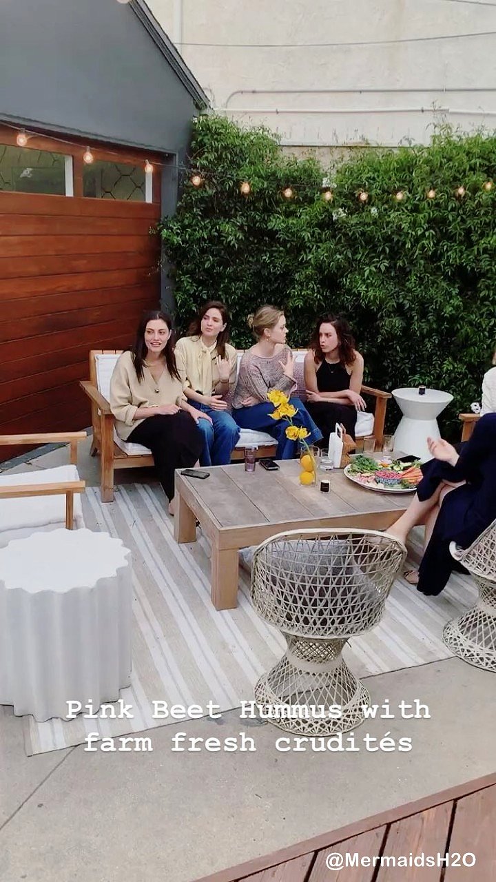 Phoebe Tonkin cena con sus amigas | April 2019