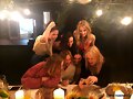 Phoebe Tonkin cena con sus amigas | April 2019
