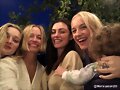Phoebe Tonkin cena con sus amigas | April 2019