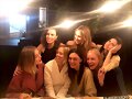 Phoebe Tonkin cena con sus amigas | April 2019