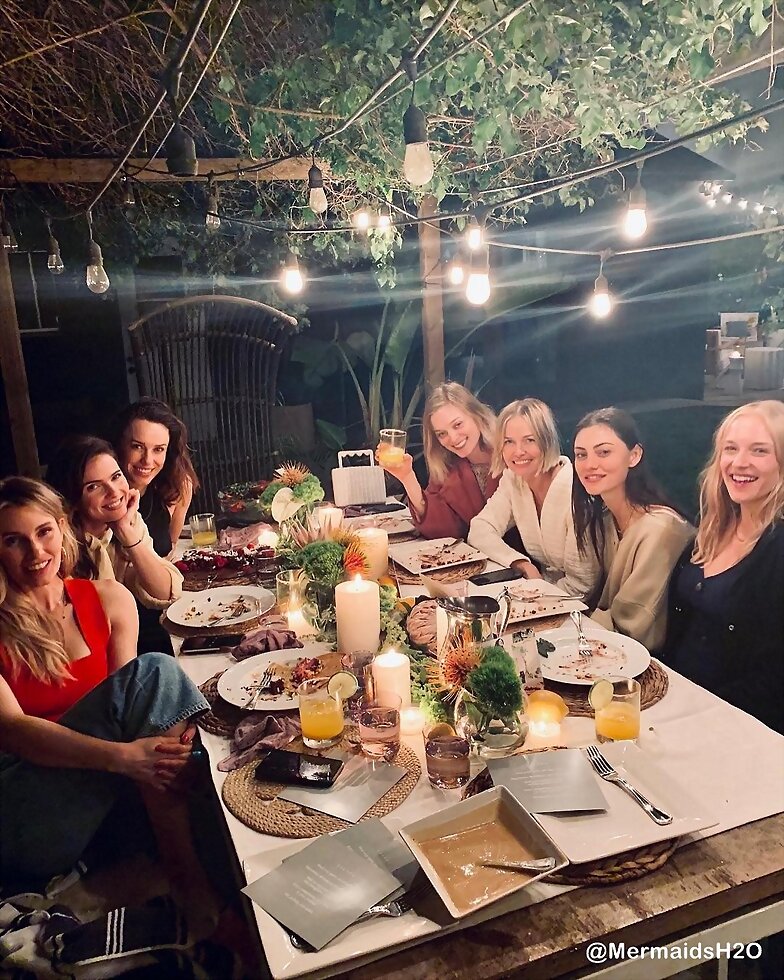 Phoebe Tonkin cena con sus amigas | April 2019