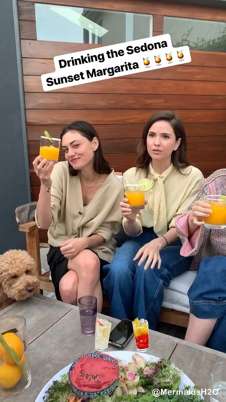 Phoebe Tonkin cena con sus amigas | April 2019