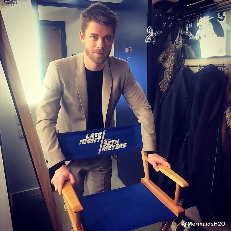 Luke Mitchell en Late Night with Seth Meyers 2017