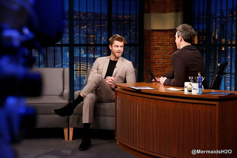 Luke Mitchell en Late Night with Seth Meyers 2017